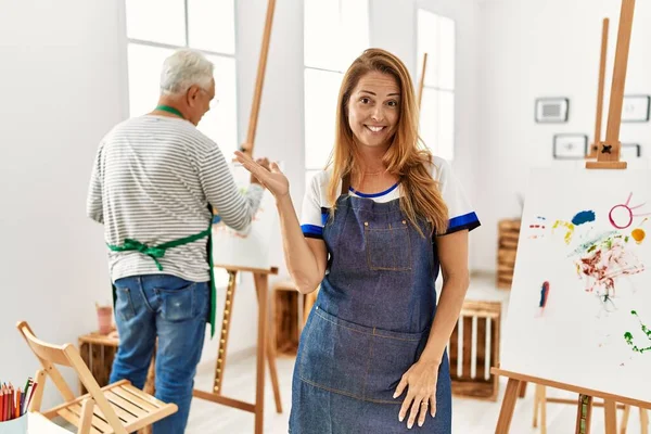 Hispanic Woman Wearing Apron Art Studio Smiling Cheerful Presenting Pointing — Foto Stock