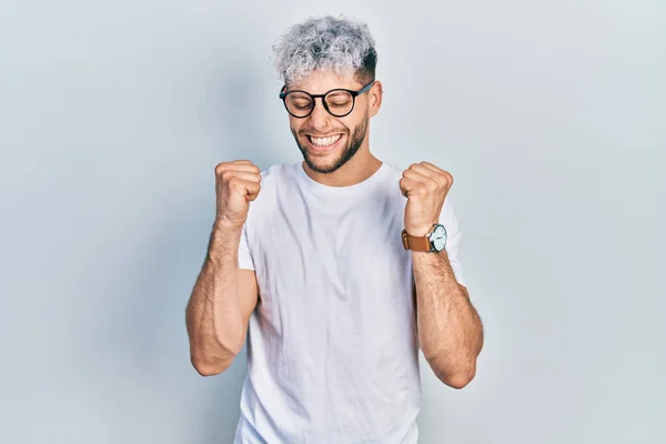 Young Hispanic Man Modern Dyed Hair Wearing White Shirt Glasses — Stock Photo, Image