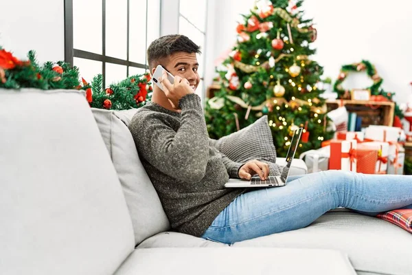 등산가가 노트북을 사용하고 스마트폰으로 크리스마스 앉아서 — 스톡 사진