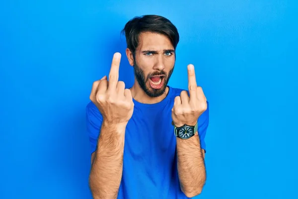 Jovem Hispânico Vestindo Roupas Casuais Mostrando Dedo Meio Fazendo Foda — Fotografia de Stock