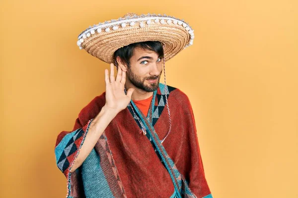 Een Jonge Mexicaanse Man Met Een Mexicaanse Hoed Die Glimlacht — Stockfoto