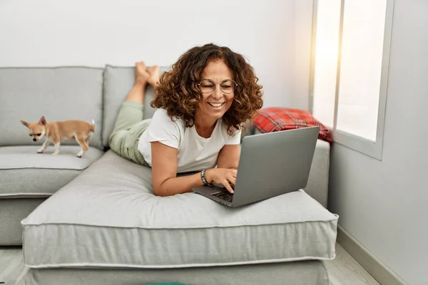 Middle Age Hispanic Woman Smiling Confident Using Laptop Home — ストック写真