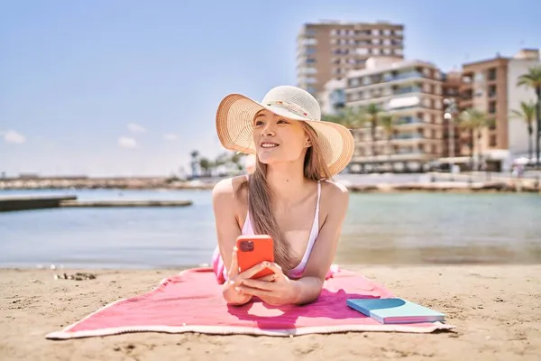 Giovane Ragazza Cinese Utilizzando Smartphone Sdraiato Sull Asciugamano Spiaggia — Foto Stock