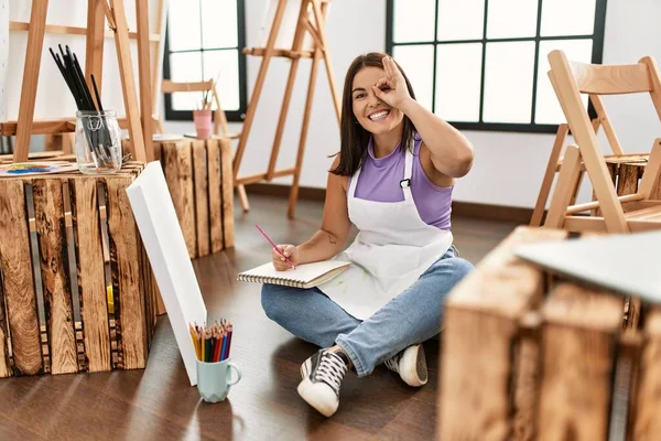 Young Beautiful Hispanic Woman Art Studio Smiling Happy Doing Sign — стоковое фото