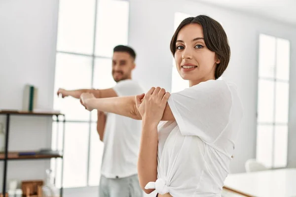 Joven Pareja Hispana Haciendo Deporte Esparciendo Brazos Casa — Foto de Stock