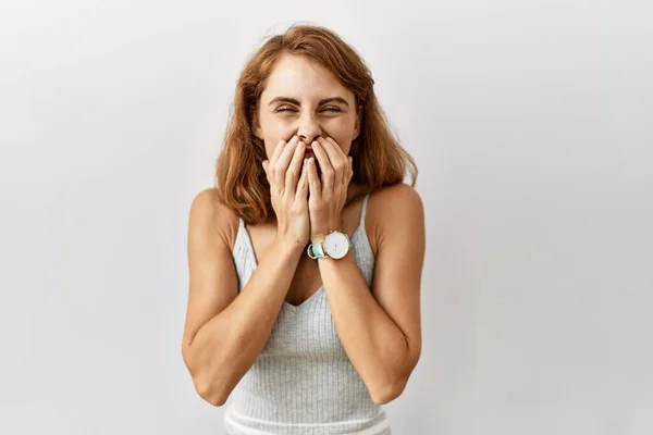 Hermosa Mujer Caucásica Pie Sobre Fondo Aislado Riendo Riéndose Avergonzado — Foto de Stock