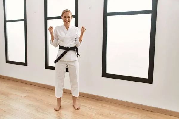 Mujer Rubia Joven Caucásica Usando Kimono Karate Cinturón Negro Gritando — Foto de Stock