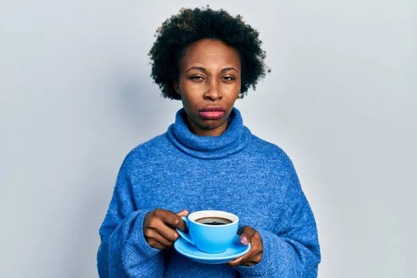 Mladá Afro Americká Žena Pije Šálek Kávy Skeptický Nervózní Mračí — Stock fotografie