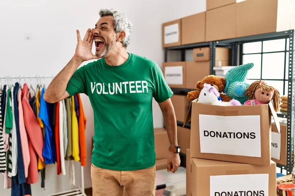 Middle Age Hispanic Man Wearing Volunteer Shirt Donations Stand Shouting — 스톡 사진