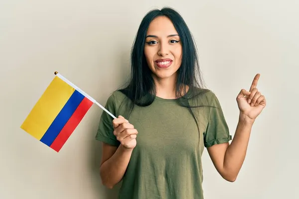 Jong Hispanic Meisje Houden Colombia Vlag Glimlachen Gelukkig Wijzend Met — Stockfoto