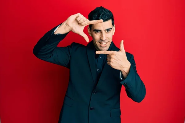 Kıyafetleri Giymiş Yakışıklı Spanyol Adam Gülümseyerek Elleri Parmakları Gülen Yüzle — Stok fotoğraf