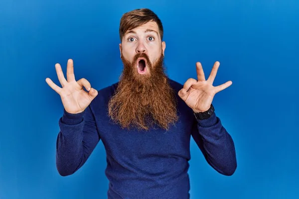 Roodharige Man Met Lange Baard Draagt Casual Blauwe Trui Blauwe — Stockfoto