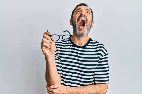 Middle Age Hispanic Man Wearing Casual Clothes Holding Glasses Angry — Stock Photo, Image