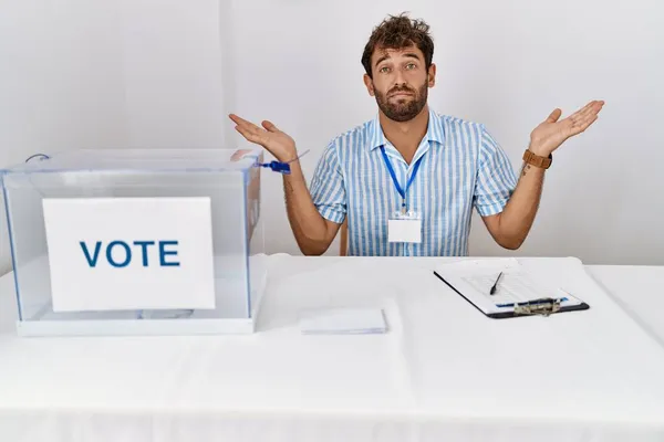 Ung Stilig Man Vid Politiska Val Sitter Med Valsedeln Aningslös — Stockfoto