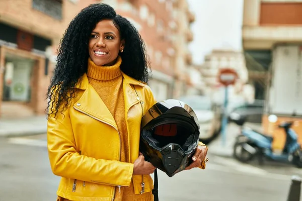 Střední Věk Africký Američan Žena Držení Motocyklové Helmy Městě — Stock fotografie