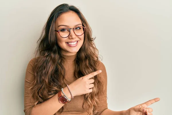 Jong Hispanic Meisje Dragen Casual Kleding Bril Glimlachen Kijken Naar — Stockfoto