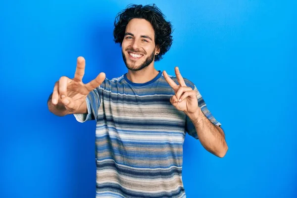 Schöner Hispanischer Mann Lässiger Kleidung Vor Rosa Hintergrund Der Lächelnd — Stockfoto