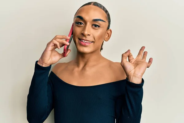 Latynoski Transseksualista Noszący Makijaż Długie Włosy Rozmawiający Smartfonie Robiący Znak — Zdjęcie stockowe