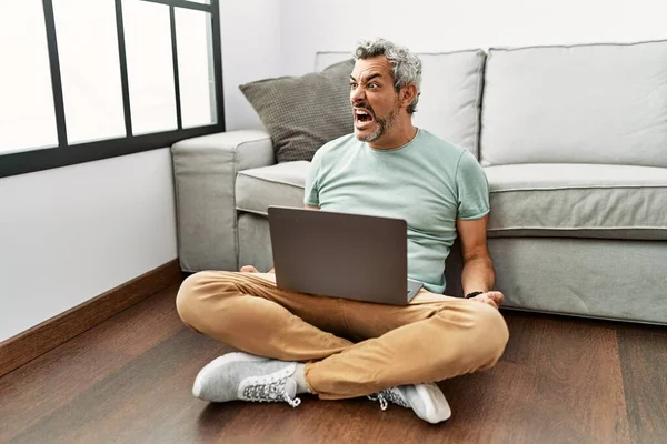 Middle Age Hispanic Man Using Laptop Sitting Floor Living Room — Stok fotoğraf