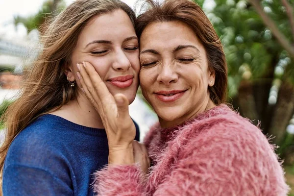 Μητέρα Και Κόρη Χαμογελούν Αυτοπεποίθηση Αγκαλιασμένοι Στο Πάρκο — Φωτογραφία Αρχείου