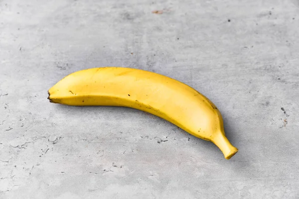 Single Banana Concrete Surface — Stock Photo, Image