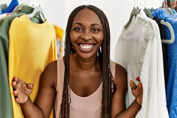 Jovem Afro Americana Cliente Mulher Sorrindo Feliz Aparecendo Através Roupas — Fotografia de Stock