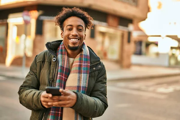 Ung Afrikansk Amerikansk Man Ler Glad Med Hjälp Smartphone Staden — Stockfoto