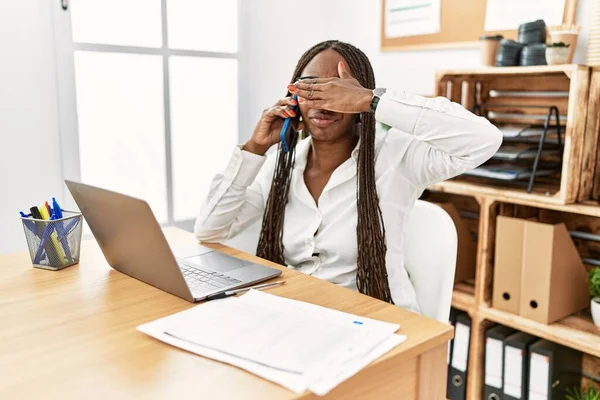 Ofiste Örgü Ören Siyah Kadın Telefonda Konuşuyor Gözlerini Kapıyor Ciddi — Stok fotoğraf