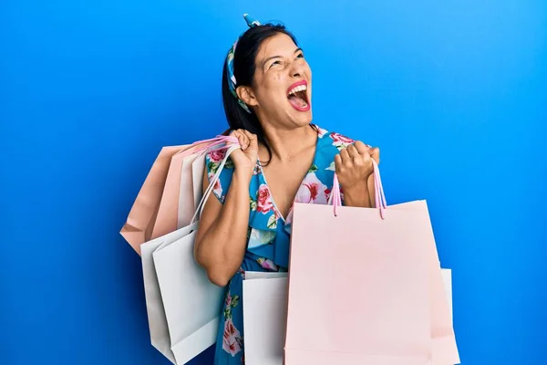 Young Latin Woman Holding Shopping Bags Angry Mad Screaming Frustrated — Foto Stock