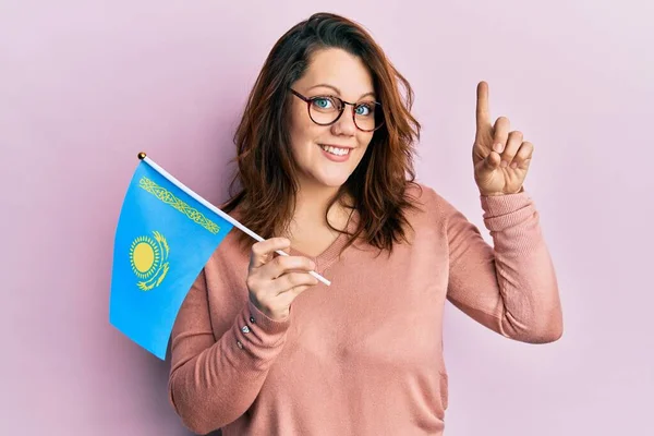 Jonge Blanke Vrouw Met Kazachstan Vlag Glimlachend Met Een Idee — Stockfoto