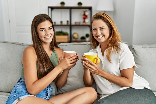 Mor Och Dotter Ler Tryggt Dricka Kaffe Hemma — Stockfoto