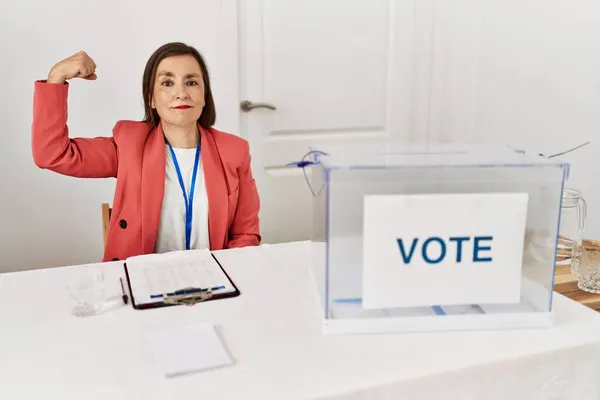 Piękna Latynoska Kobieta Średnim Wieku Wyborach Politycznych Siedzi Głosowaniu Silna — Zdjęcie stockowe