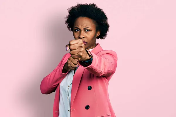 Africano Americano Mulher Com Cabelo Afro Vestindo Jaqueta Negócios Punho — Fotografia de Stock