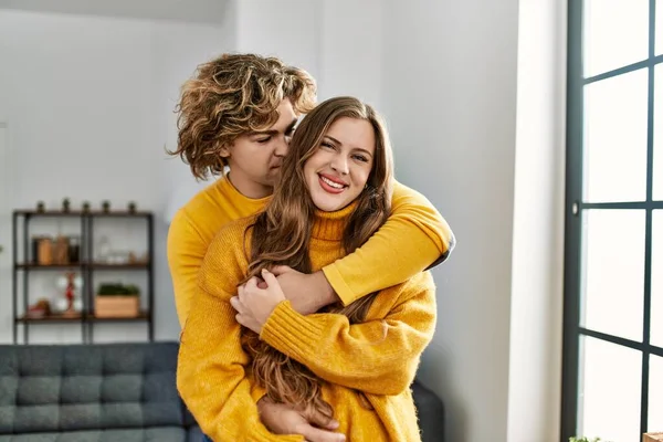 Young Caucasian Couple Smiling Confident Hugging Each Other Home — ストック写真