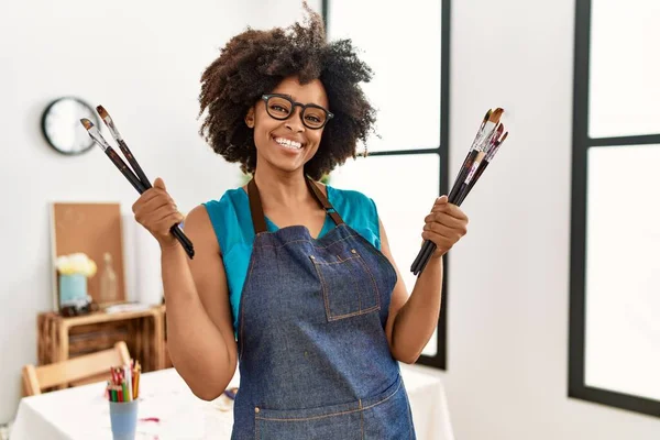 Jovem Afro Americana Sorrindo Confiante Segurando Pincéis Estúdio Arte — Fotografia de Stock