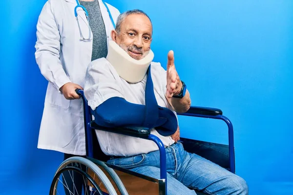 Bel Homme Âgé Avec Barbe Assis Sur Fauteuil Roulant Avec — Photo