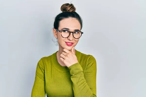 Junge Hispanische Mädchen Lässiger Kleidung Und Brille Mit Der Hand — Stockfoto