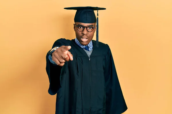 Jonge Afro Amerikaanse Man Met Diploma Uitreiking Pet Ceremonie Badjas — Stockfoto