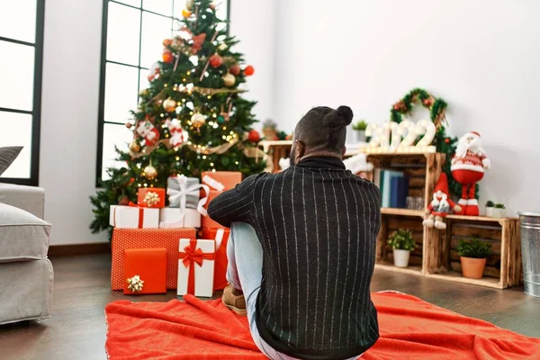 Jovem Afro Americano Visão Traseira Sentado Chão Olhando Árvore Natal — Fotografia de Stock