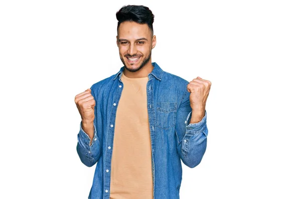 Homem Árabe Jovem Vestindo Roupas Casuais Muito Feliz Animado Fazendo — Fotografia de Stock