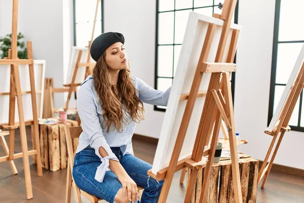 Young Hispanic Artist Woman Painting Canvas Art Studio Relaxed Serious — Stock Photo, Image