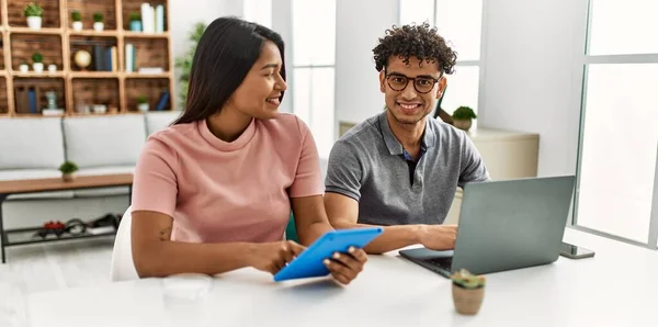 Junges Lateinisches Paar Arbeitet Mit Laptop Und Touchpad Und Sitzt — Stockfoto