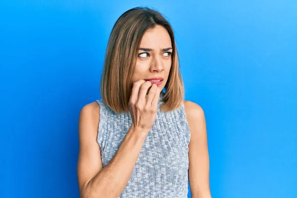 Jonge Kaukasische Blonde Vrouw Draagt Casual Shirt Kijken Gestrest Nerveus — Stockfoto