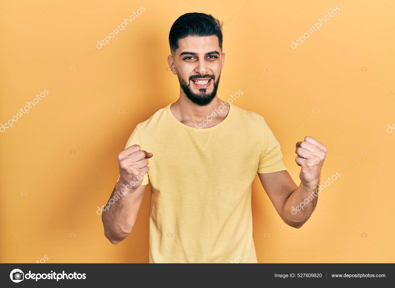 Красивый Мужчина Бородой Повседневной Желтой Футболке Празднует.