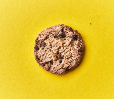  Sarı arka planda lezzetli çikolatalı kurabiye.