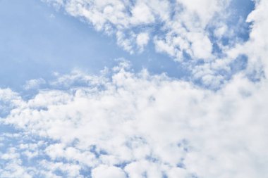 Güneşli bir günde bulutlu güzel mavi gökyüzü