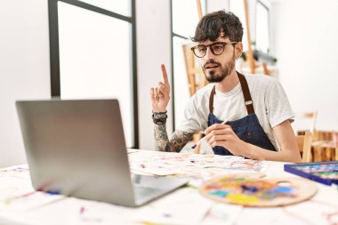 Genç İspanyol ressam resim atölyesinde online resim dersi alıyor..