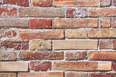 Çatlak kiremitler ve çimentoyla tuğla duvar dokusu. Klasik tuğla duvar yüzey arkaplanı