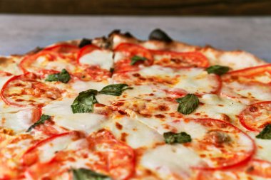  Beton zeminde lezzetli İtalyan pizzası.