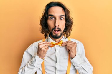 Genç İspanyol asıllı, şık görünümlü, papyon takan, şaşırmış ve şaşırmış bir ifade, korku ve heyecanlı bir yüz takınan genç adam.. 